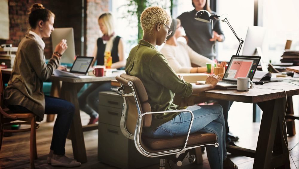 Femme travaillant dans un flex office